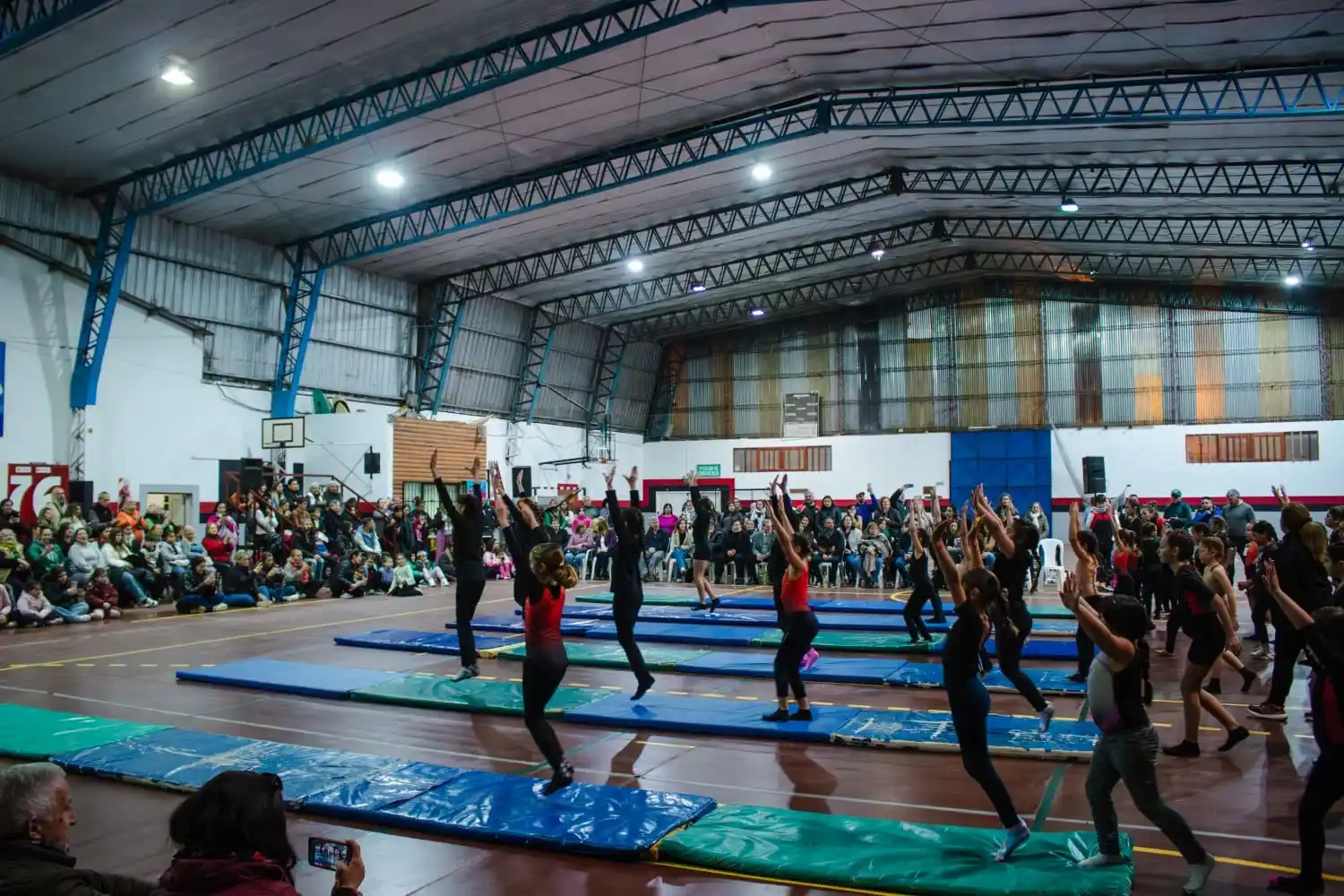 El Consorcio de Puerto Quequén colabora con la puesta en valor del gimnasio del CEF Nº 76 de la localidad