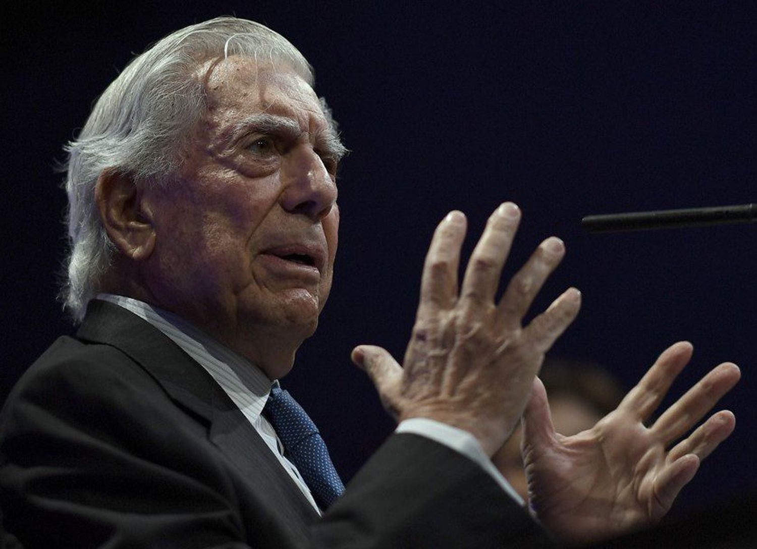 Mario Vargas Llosa sale del hospital