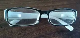 Se encontraron anteojos blancos en la calle Urraco