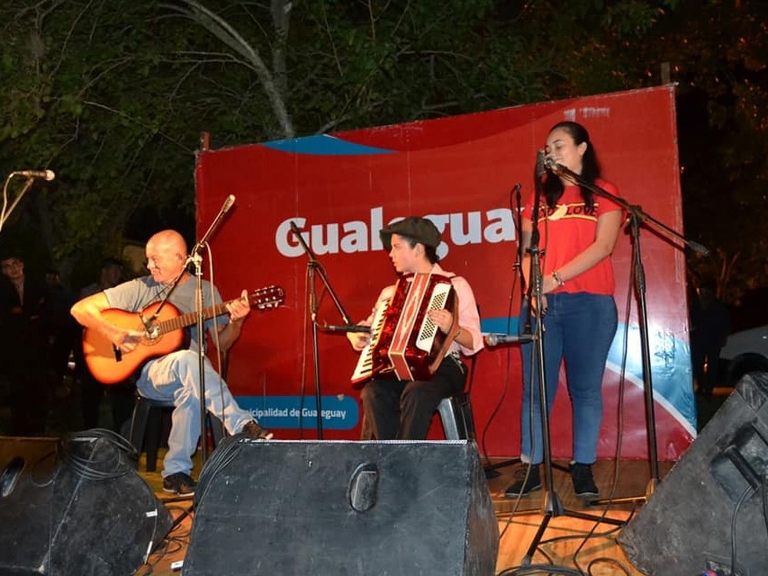 Diversos músicos populares se dan cita en el Fogón de la Amistad.
