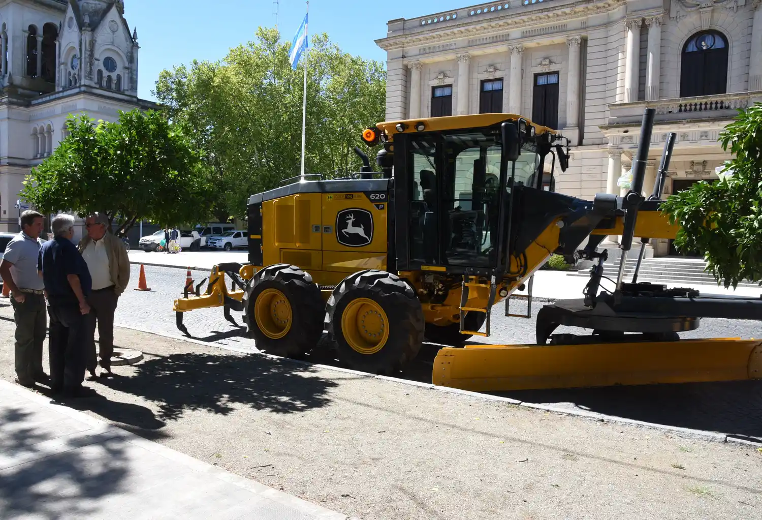 Una nueva motoniveladora para ampliar la flota de la Cooperativa Vial y mejorar los caminos rurales.