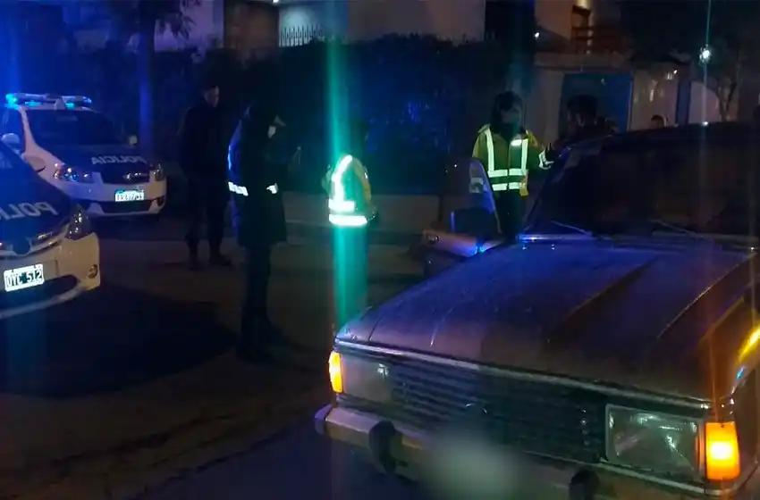 Detuvieron a un hombre que paseaba borracho y armado por Varese