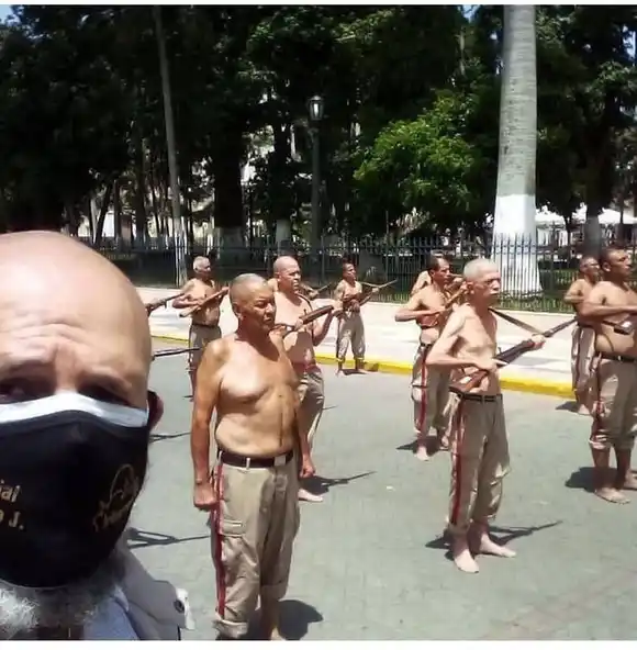 HUMILLADOS Milicianos en Venezuela “entrenan” semidesnudos y descalzos