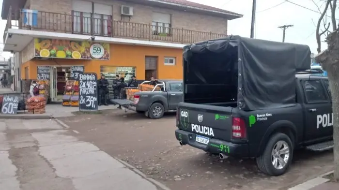 Audaz robo en comercio: secuestraron dos armas