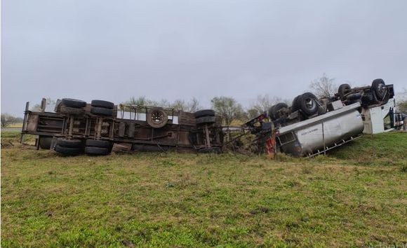 Perdió el control del camión, despistó y volcó en Ruta Nacional 19