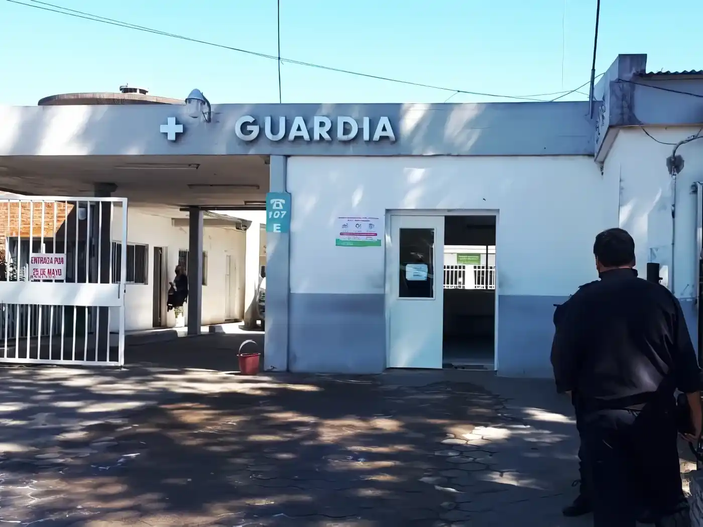 Personal policial en la Guardia del Hospital Emilio Ruffa.