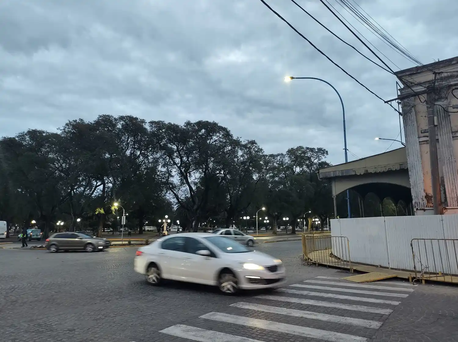 El sábado amaneció con un cielo lleno de nubes grises y con cada vez más probabilidad de chaparrones