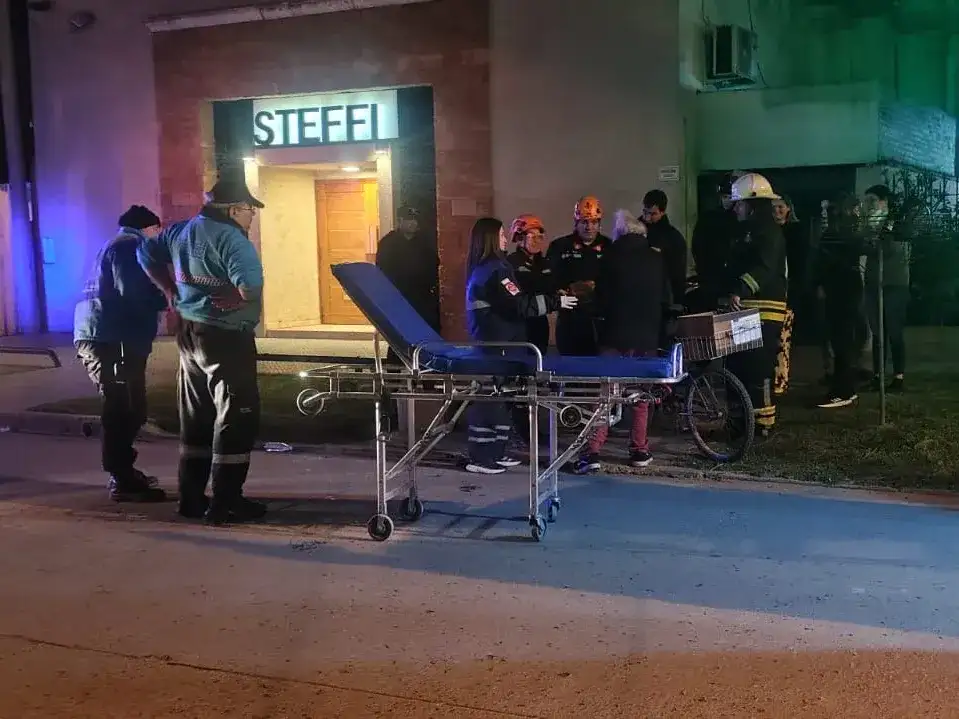 Personal de bomberos y del Sies 107 asistiendo al ciclista accidentado.