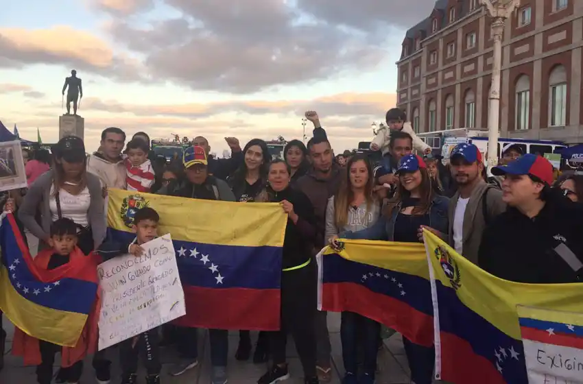 Tres autos por un pasaje de avión: el costo de dejar Venezuela para venir a Mar del Plata