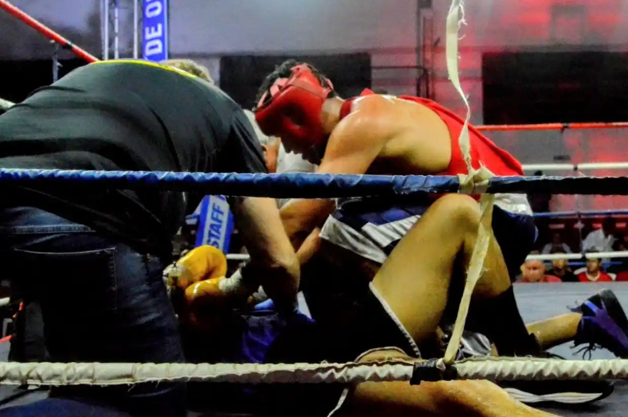 En la pelea de fondo, Mijail Ludueña venció por RSC en el tercer round a Diego Mora. Foto: Zona de Combate VT