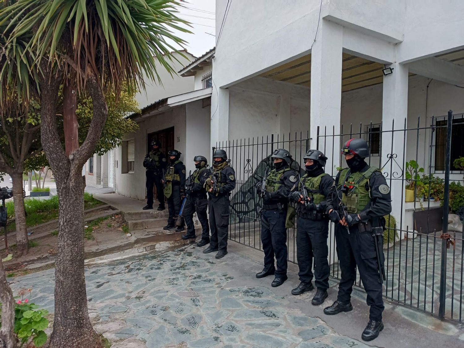 Durante el operativo, la Policía Federal encontró clorhidrato de cocaína, cogollos de marihuana, pastillas de éxtasis y MDMA.