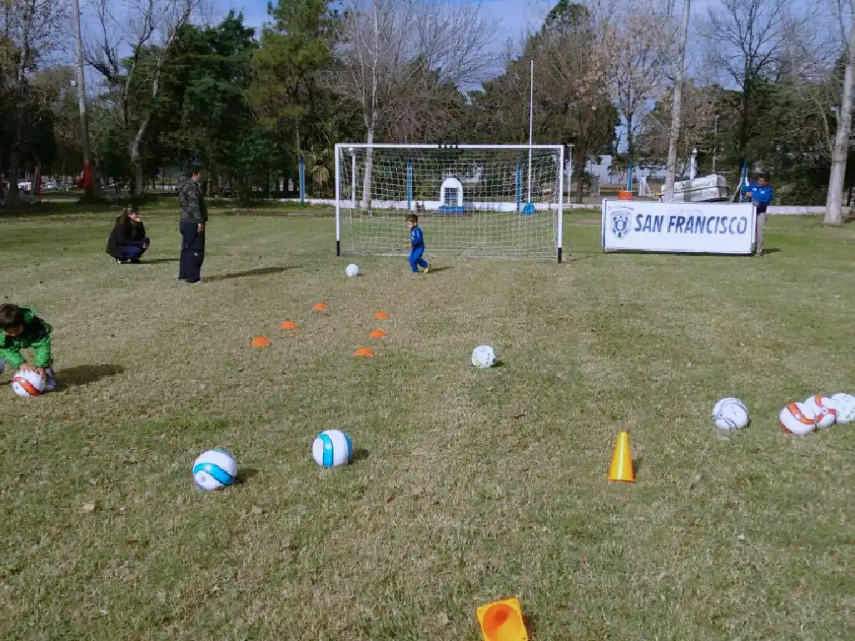 La Escuelita de Fútbol de “Talleres” inscribe chicos