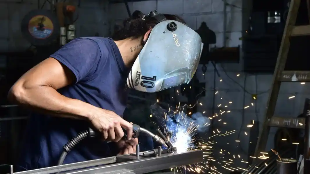 Mujeres con Oficios lanzó una nueva capacitación para soldadoras.
