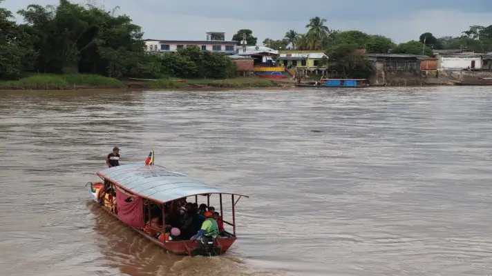 A TIROS se caen dos embarcaciones en el río Arauca: reportan un fallecido y varios heridos
