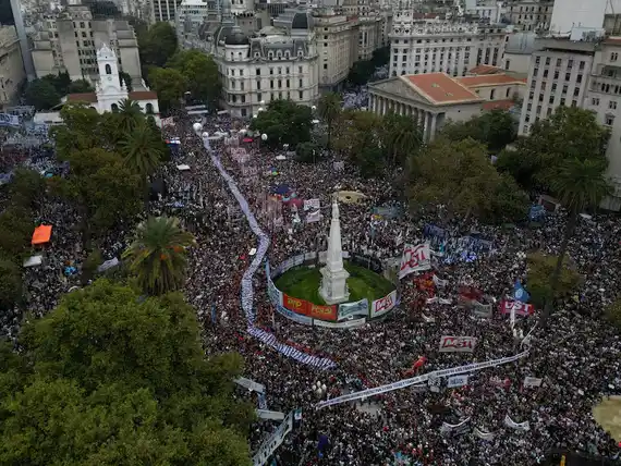 Cristina Kirchner le habló a la multitud desde su casa: “Vamos a volver una y mil veces”