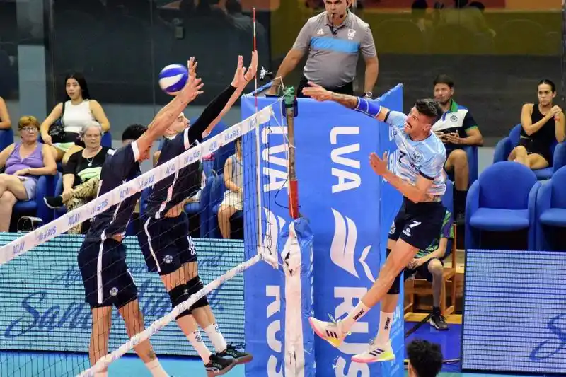 Policial recibe el tercer
partido de la serie final