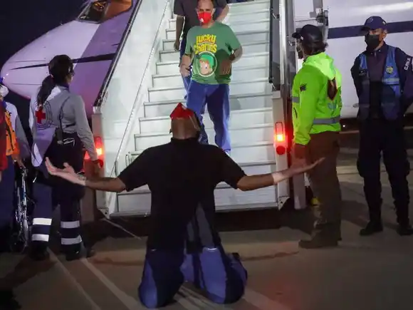 ASÍ LLEGARON al país los 252 migrantes que estaban presos en EL SALVADOR (+Fotos)