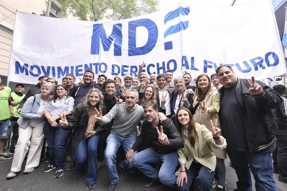 Kicillof se sumó a la caravana del Día de la Lealtad al departamento de Cristina
