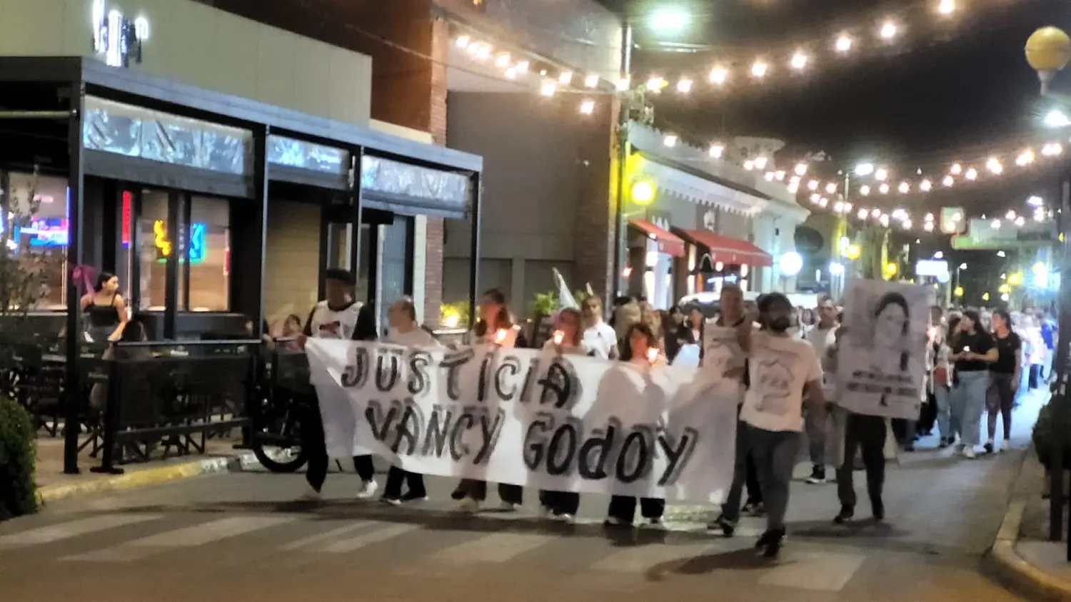 "Nos falta una docente" y "Justicia por Nancy Godoy", los lemas de la marcha.