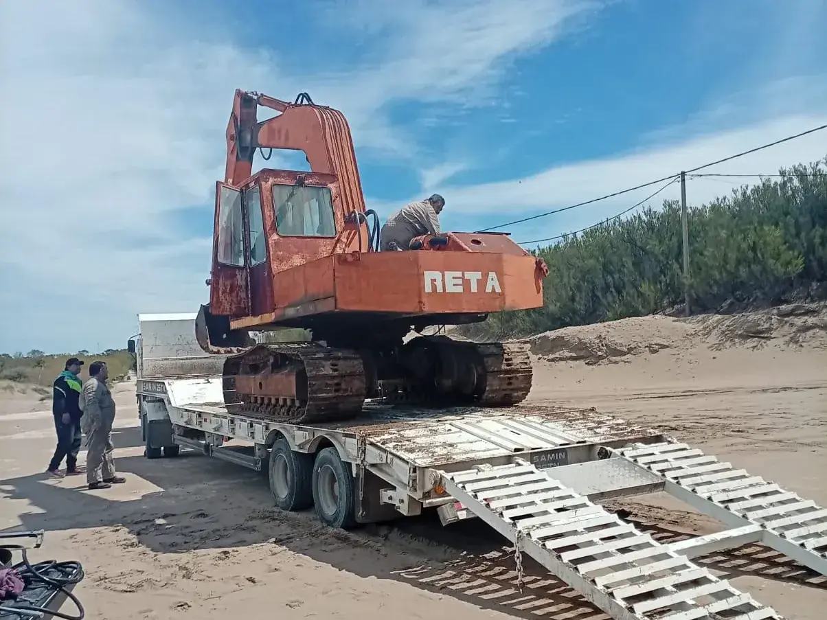 Recuperada. Fuera de La Pausa permaneció abandonada una retroexcavadora, desde la anterior gestión municipal. Hoy pudo se retirada