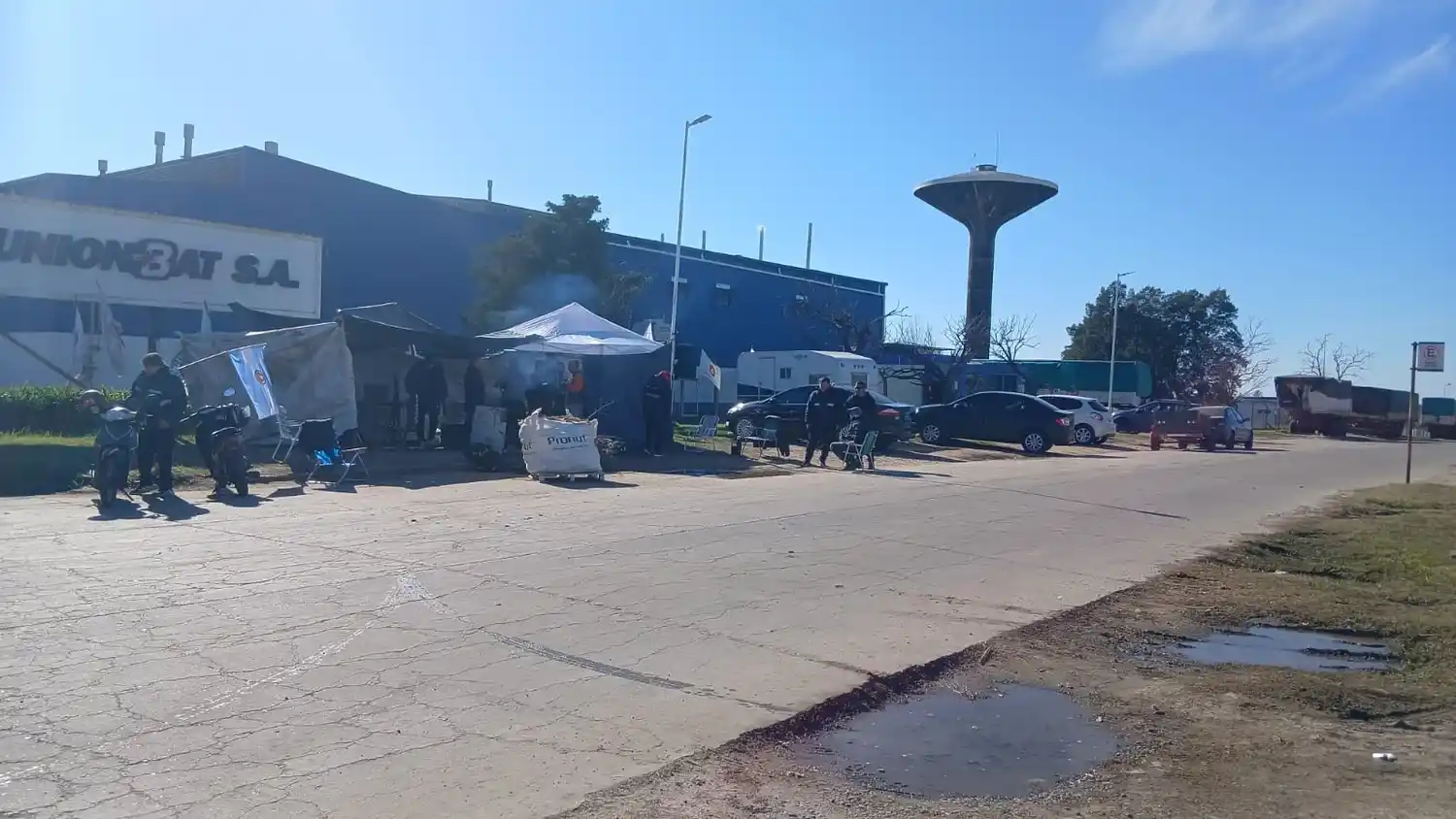 Los 100 trabajadores despedidos de Unionbat seguirán acampando afuera de la fábrica hasta que se solucione su situación