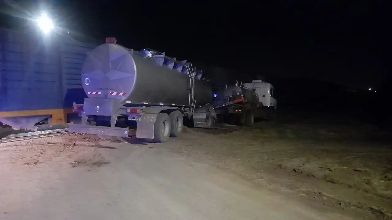 Pudo ser una tragedia: impactante choque entre un camión y el tren en Rafaela