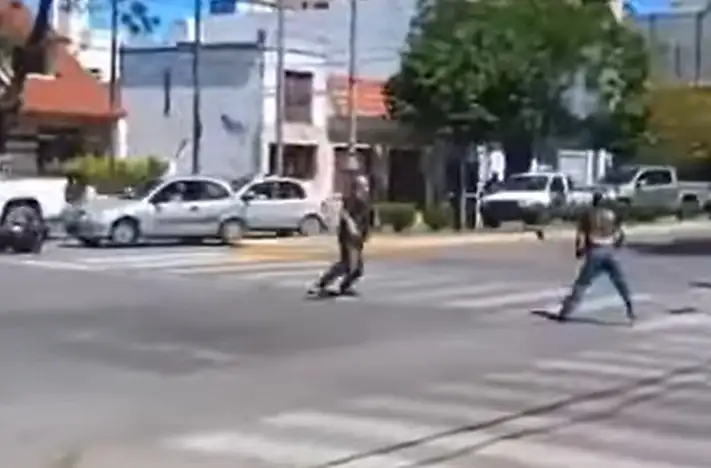 Hubo corridas, golpes, cuchillazos y disparos al aire por las calles de La Plata.