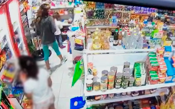 Otra vez, la mechera quedó filmada: “Da bronca que use a las nenas”