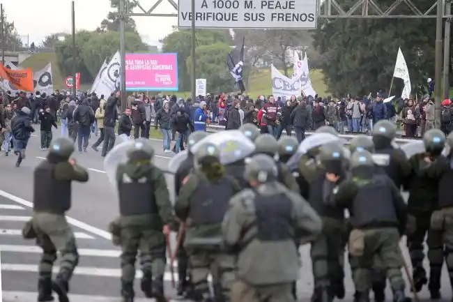 Por las protestas, Lear cierra por 15 días su planta de Pacheco