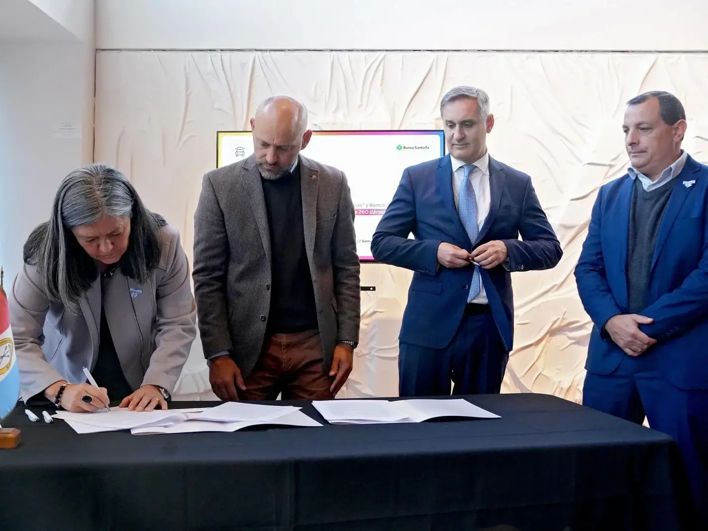 El Aeropuerto de Rosario añadir+a más de 300 estructuras nuevas de sombra a su playa de estacionamiento