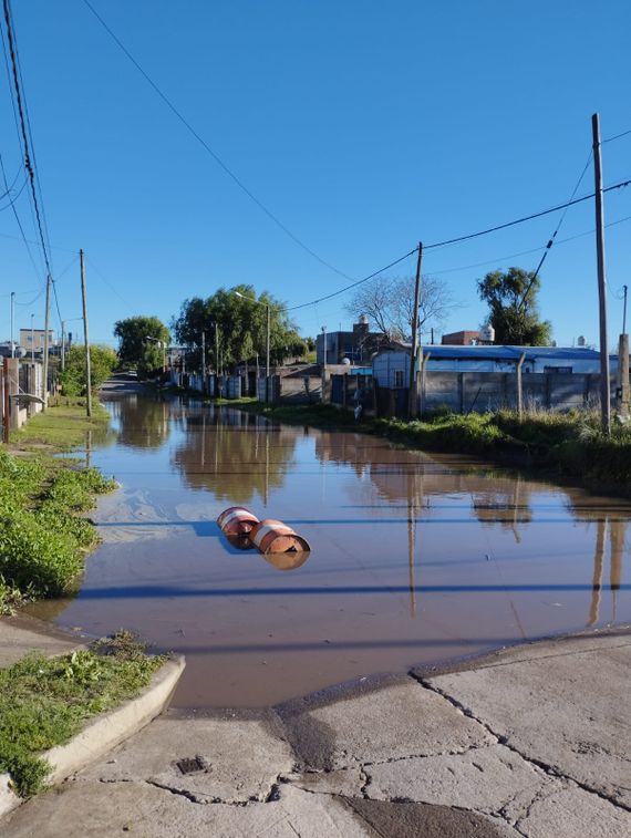 La calle que se hace un río cada vez que llueve: “¿Están esperando que un chico se caiga en la zanja?”