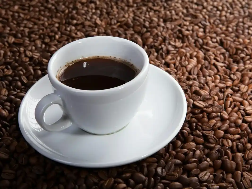 El café no te da energía, solo te la presta: esto es lo que le hace realmente la cafeína a tu cerebro