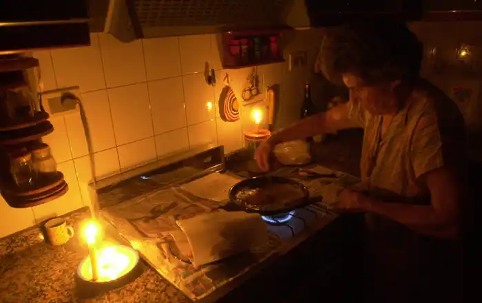 La tormenta hizo volar el techo de una casa y dejó varios barrios sin luz