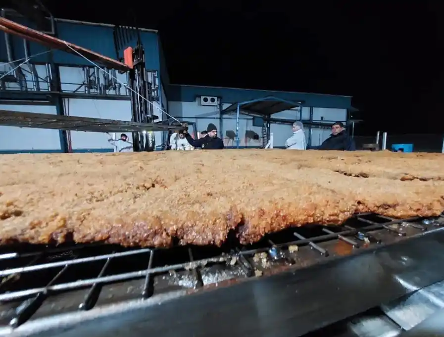 Preparan una milanesa de 4 metros en Luján: La cocinan en un mega sartén bajo la mirada de 1.500 comensales