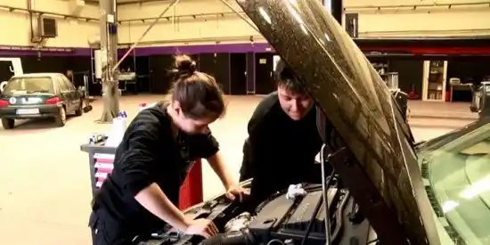  Hartas de ser estafadas: lanzaron un taller mecánico femenino