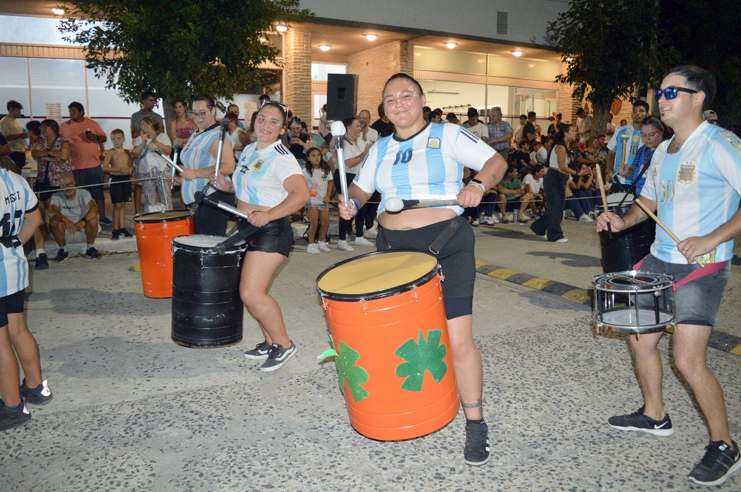 A todo ritmo. Color, música y comparsas en el fin de semana