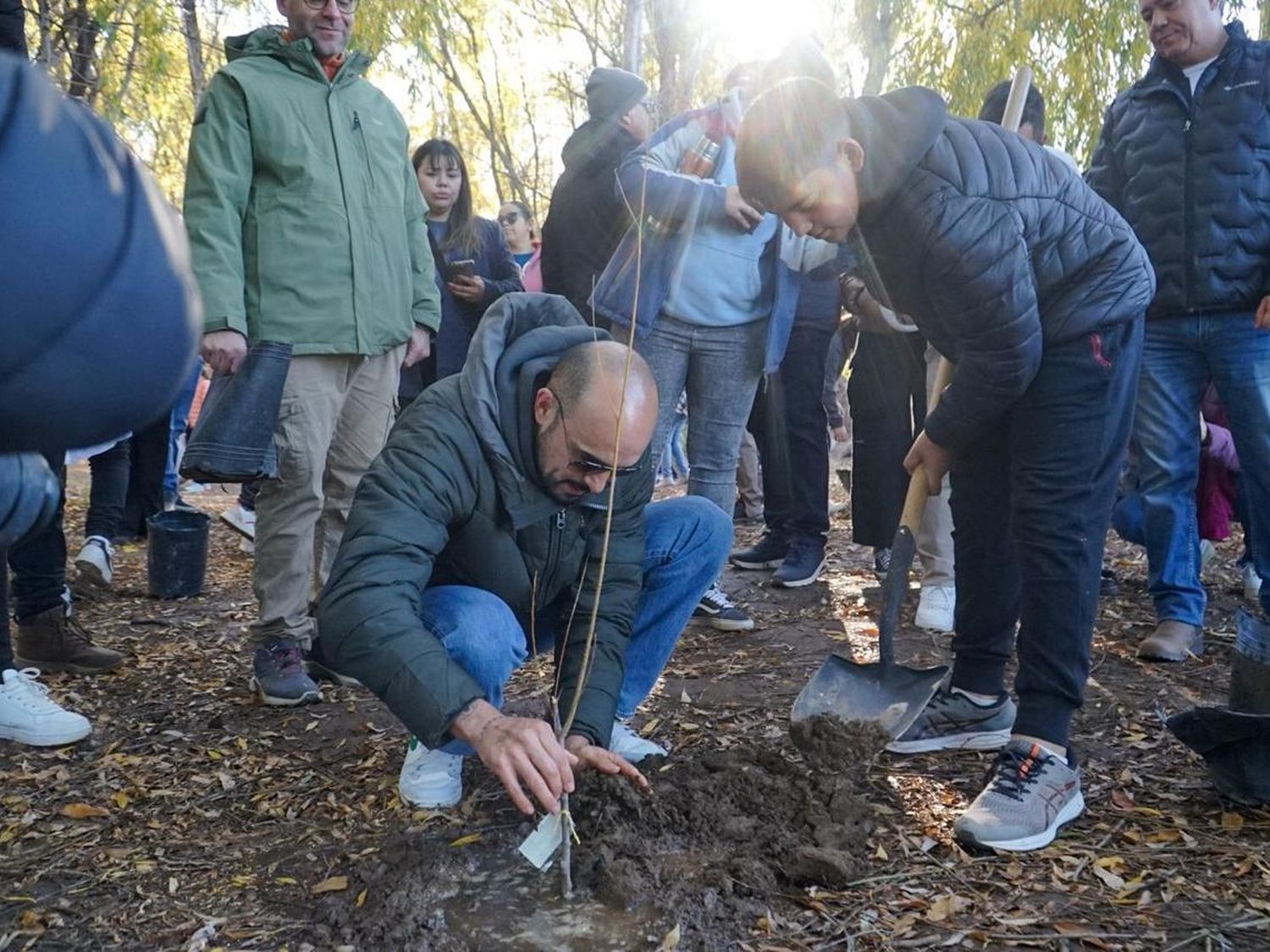 Abel participó de una plantación de Sauce Criollo en Neuquén, una especie que se encuentra en trabajo de preservación