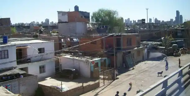 Mató a la mujer, la escondió en la casa, asfixió al hijo y prendió fuego todo