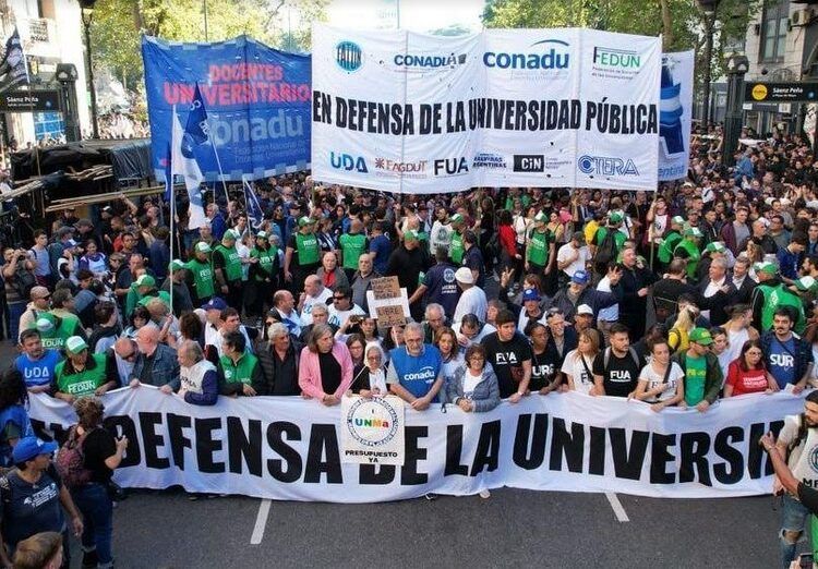 En el primer año de Milei, el presupuesto a las universidades cayó un 30% y los salarios docentes un 23%