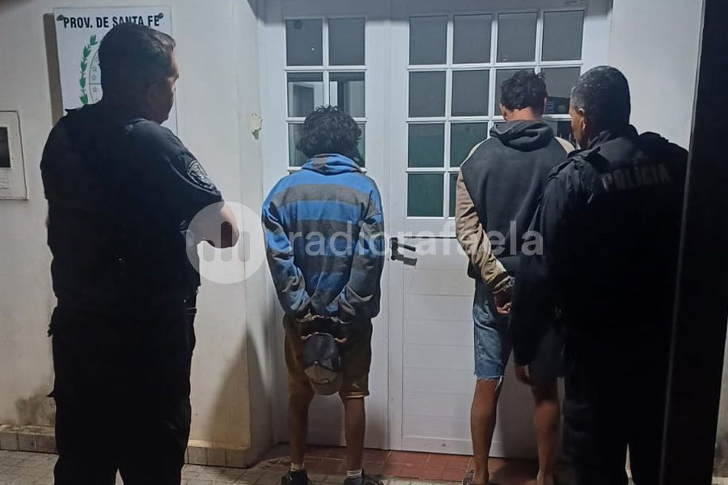 ¡Tochi! La policía encontró a dos hombres escondidos dentro de un contenedor