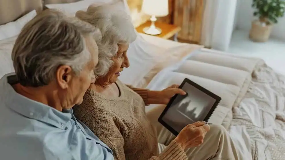 Es necesario ayudar a los adultos mayores a dejar la “extranjería digital”