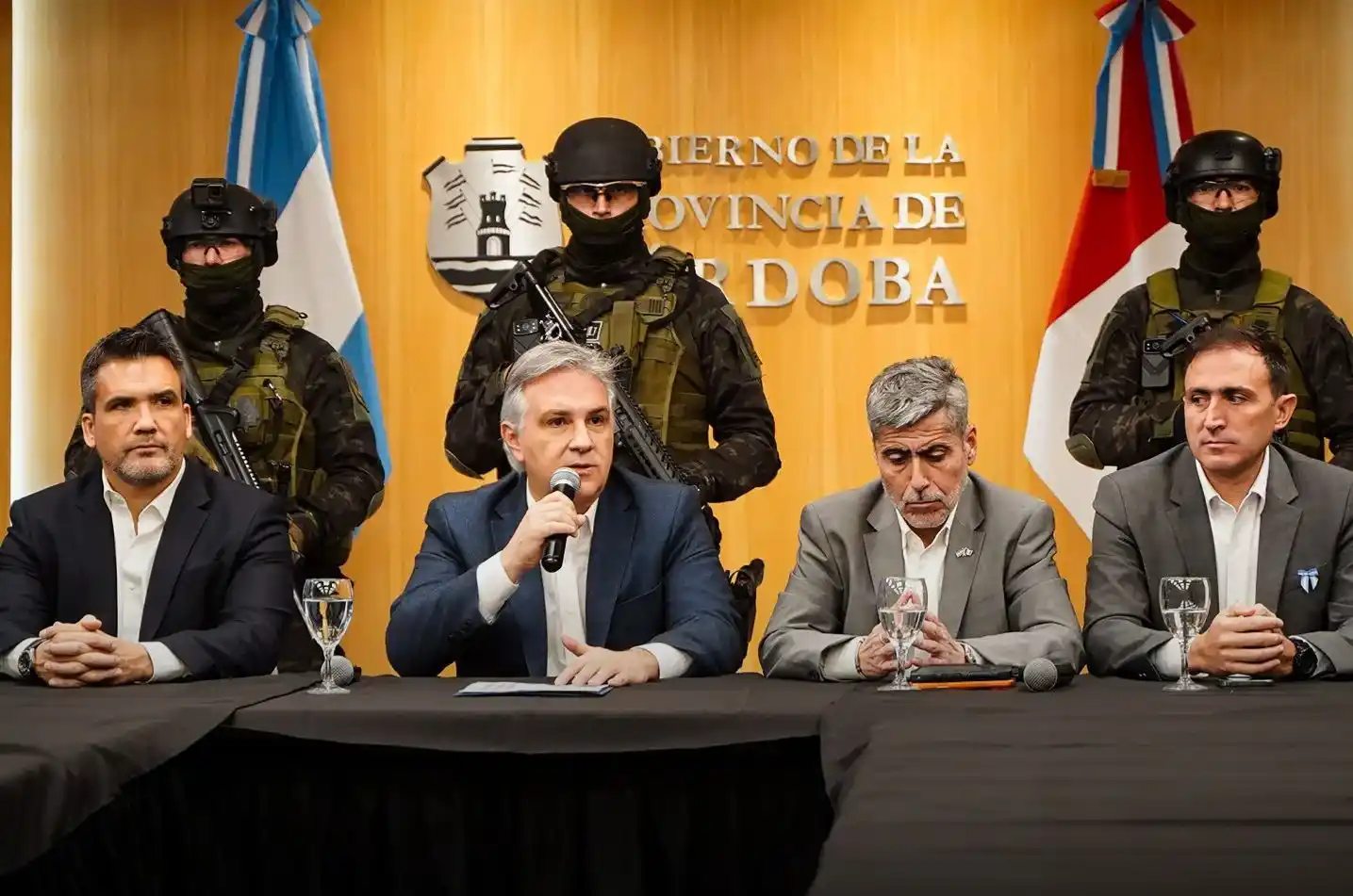 Llaryora presentó el proyecto que busca intervenir inmuebles vinculados al delito.