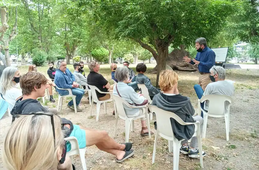 El referente local de Espert y Milei encabezó una clase presencial en plena plaza San Martín