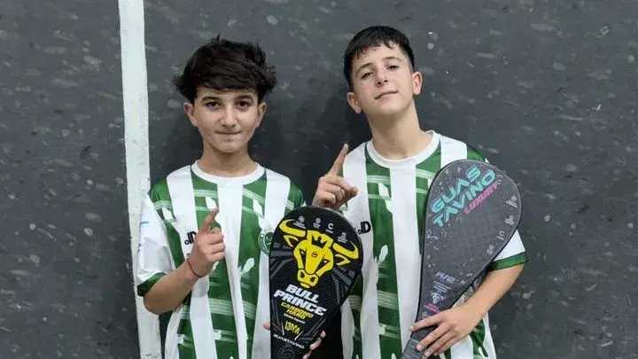 Juan Cruz Piergüidi (a la derecha) posa tras el campeonato en Gonzáles Cháves