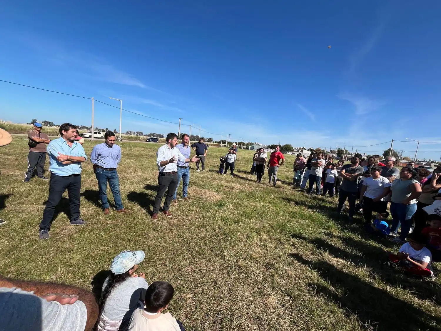 Familias felices por recibir su terreno en manos del intendente Leonel Chiarella.
