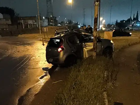 Un auto chocó contra un poste de alumbrado público en la Ruta 226
