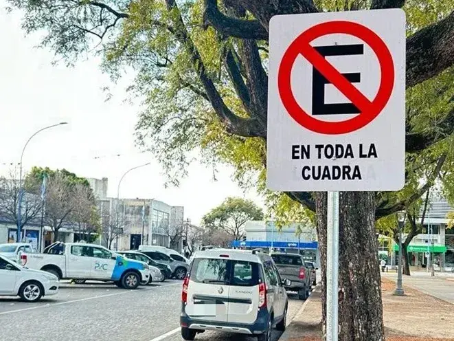 La Municipalidad recuerda que está prohibido estacionar en el anillo interno de la Plaza 25 de Mayo