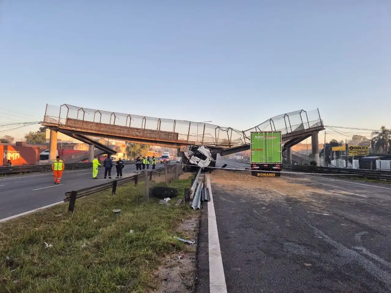 Producto del choque, gran parte de la estructura cayó sobre la autopista.
