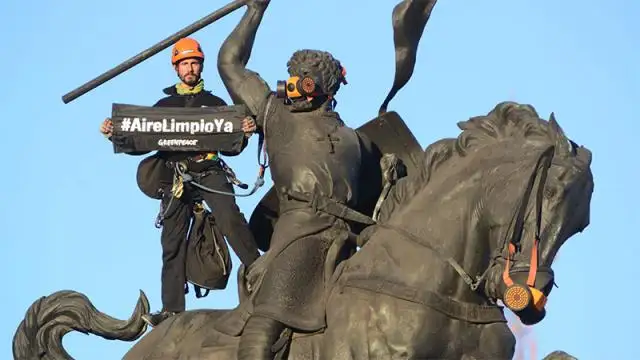 Greenpeace puso máscaras de oxígeno a monumento para alertar sobre contaminación