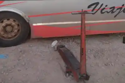 Monte Vera: falló el gato hidráulico y un mecánico terminó aplastado por un colectivo